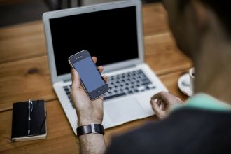 除了台中當鋪外,各大通訊行都爭先恐後地想收購iphone,是因為什麼原因讓各家店都想做iphone收購業務?iphone從3G時代就保持著一年推出一新機的制度,這樣不僅可以保有稀有性,也可以使價錢穩定,即使今年度iphone出了全新一帶的規格,前面的機型會持續在官網或實體店面進行販售,這樣就不會讓消費者在市場中有「舊機」的心理感受