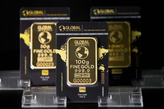 銀樓黃金買賣案例:在這動盪不安的2020年,因新冠疫情(COVID-19)蔓延的影響下,很多公司行號到目前為止,運作都未能恢復正常,導致許多受薪階級的人員,收入呈現不穩定性增加,陳先生也因爲這個因素導致開銷不停透支,想將之前的黃金拿去變賣,將黃金買賣價錢做為資金周轉。因為陳先生先前購買黃金的店家已搬離原來的地方,且購買的單據也沒有保留,於…